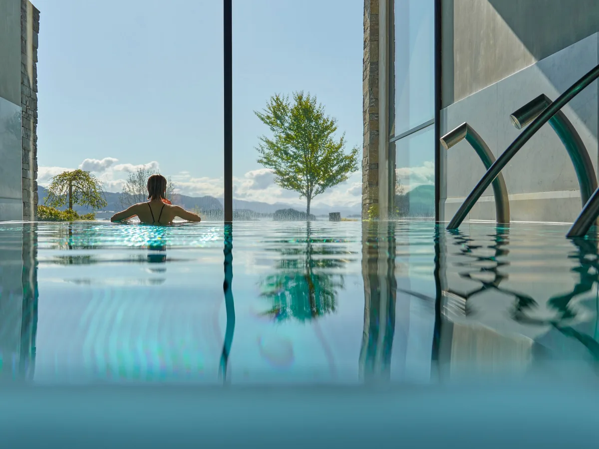 Innebasseng med fjordutsikt på Solstrand Hotel & Bad i Os
