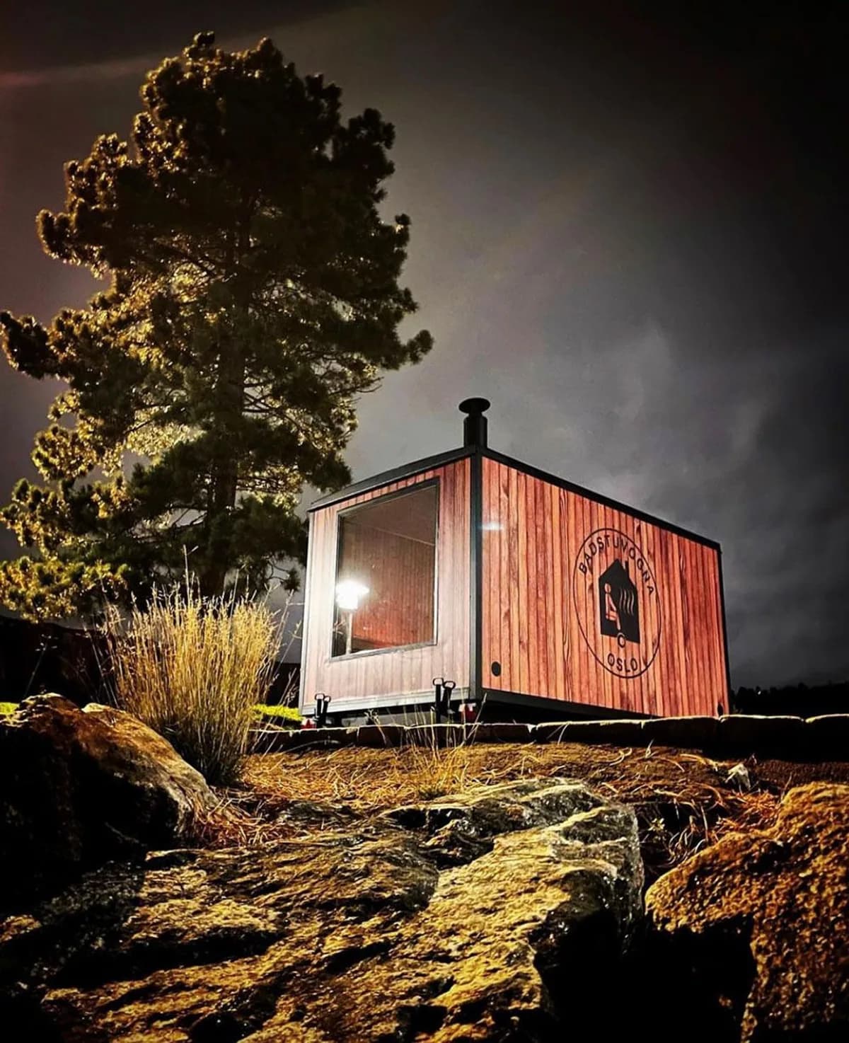 Badstuvogna Bekkelagsbadet ved sjøen om kvelden, Oslo