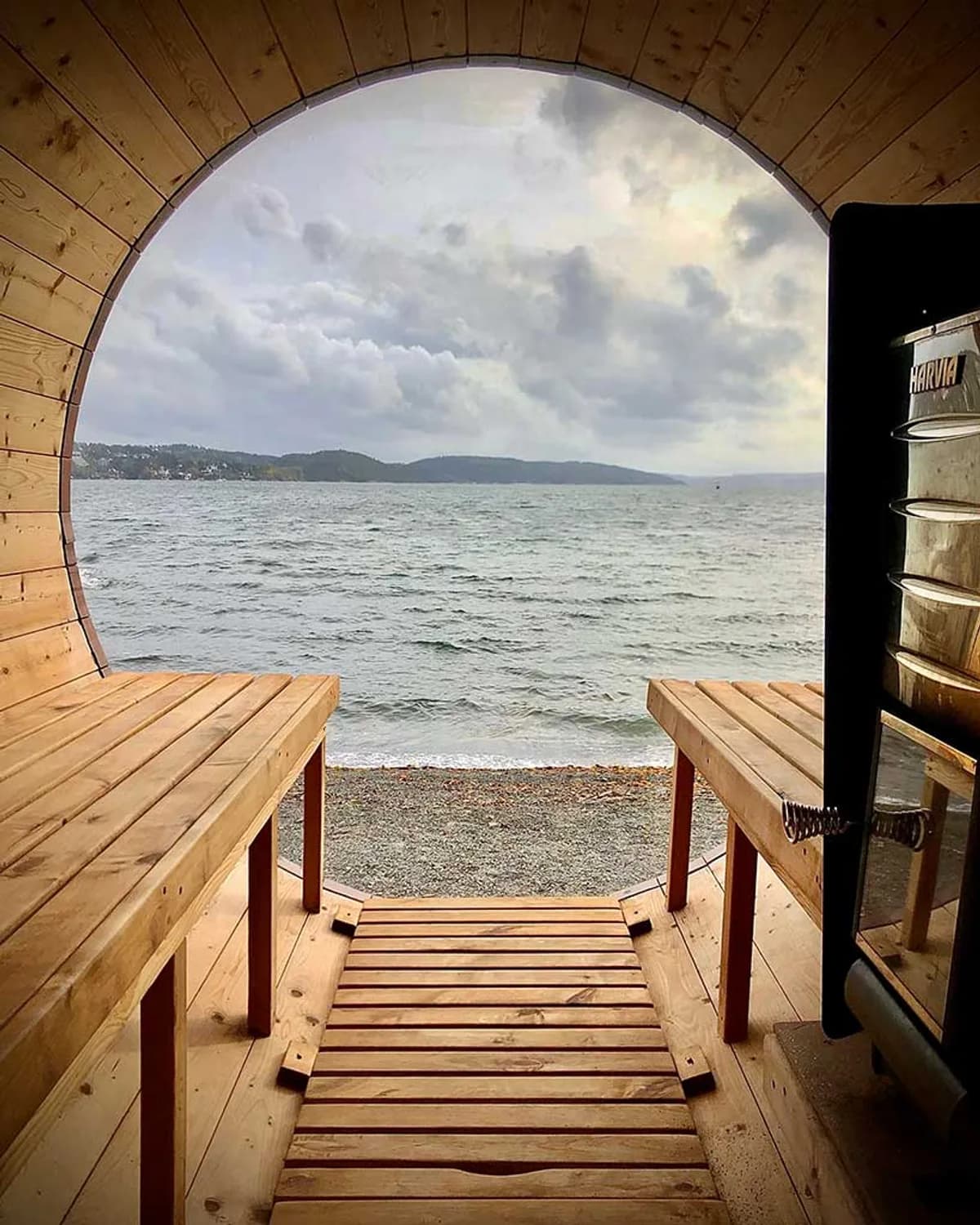 Interiør i tønnebastu med utsikt over Oslofjorden fra Badstuvogna Ulvøya i Oslo