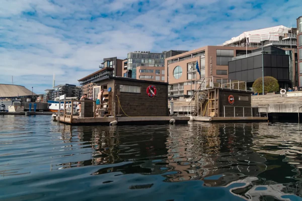 KOK flytende badstuebåter ved Aker Brygge i Oslo, sett fra sjøen