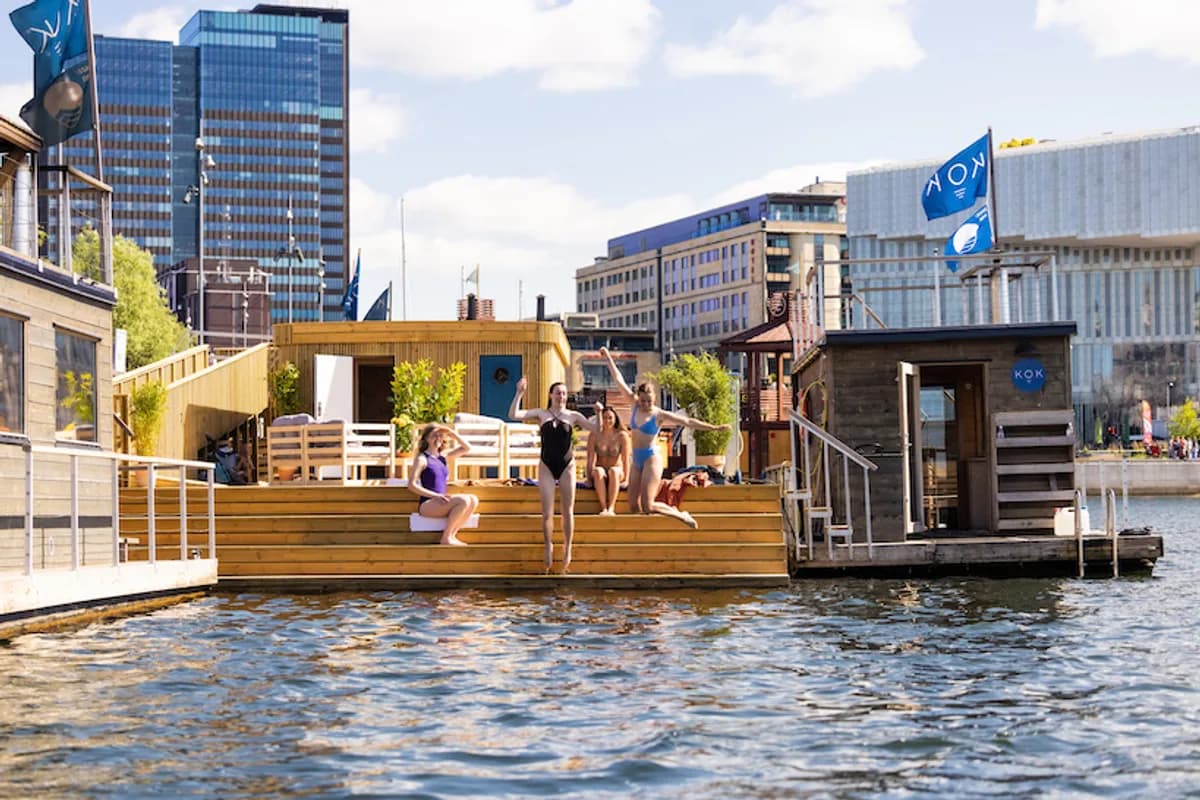 KOK Saga badeøy på Langkaia i Oslo med flytende badstuer og soldekk i Bjørvika