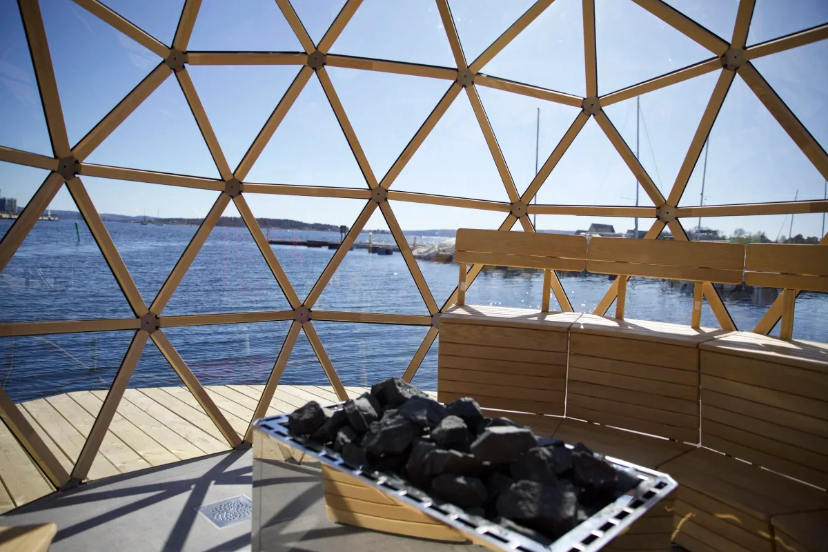 Interiør av Kongen Marina Sauna i Oslo med saunasteiner og utsikt over Oslofjorden