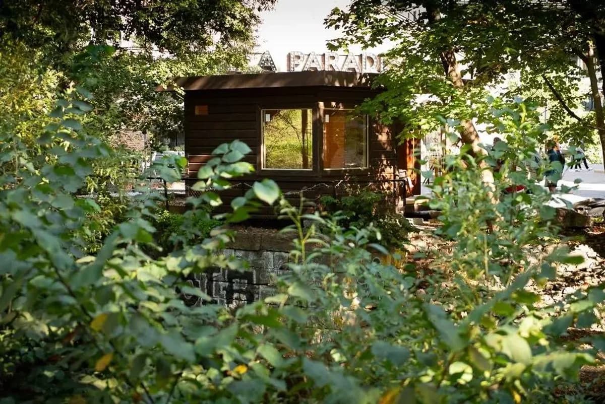 Lilleborg Elvebadstue i grønne omgivelser ved Akerselva i Oslo