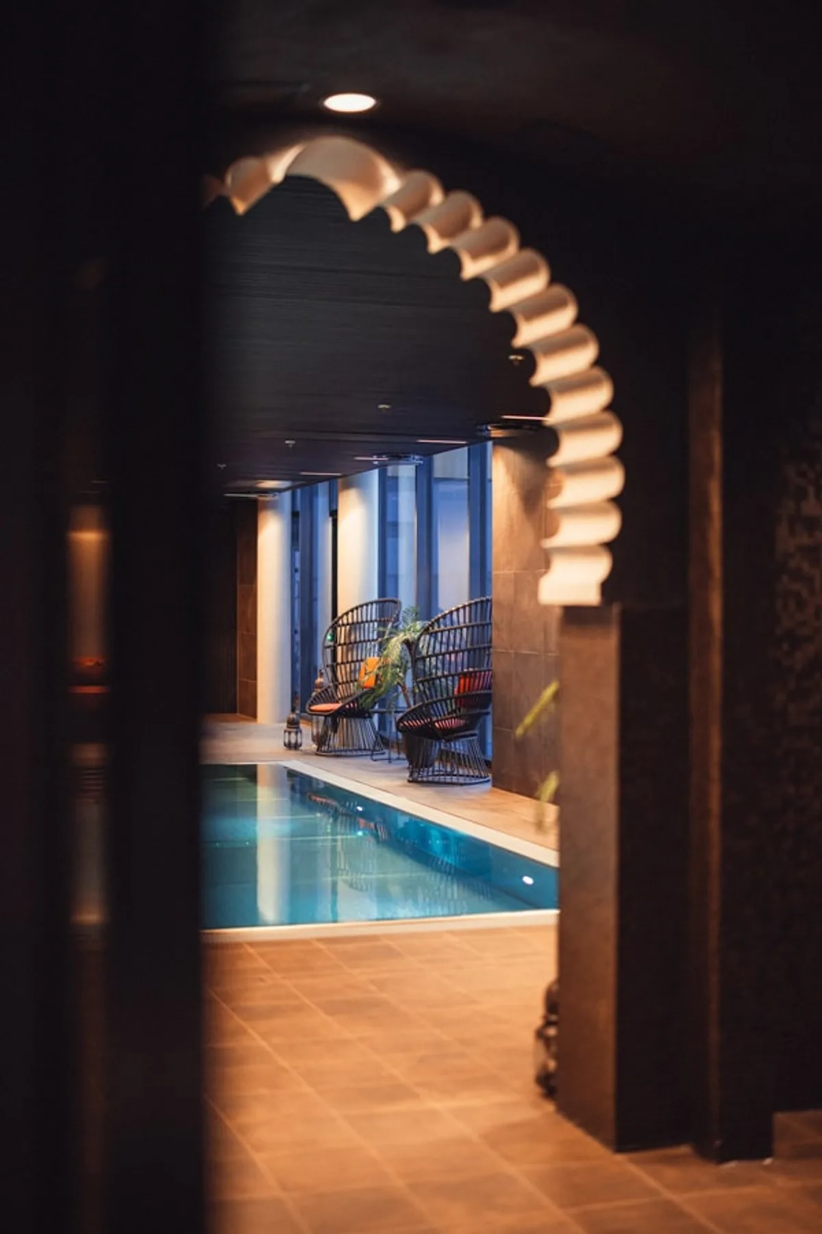 Innendørs basseng sett gjennom maurisk bue ved Lily Country Club Spa, Kløfta