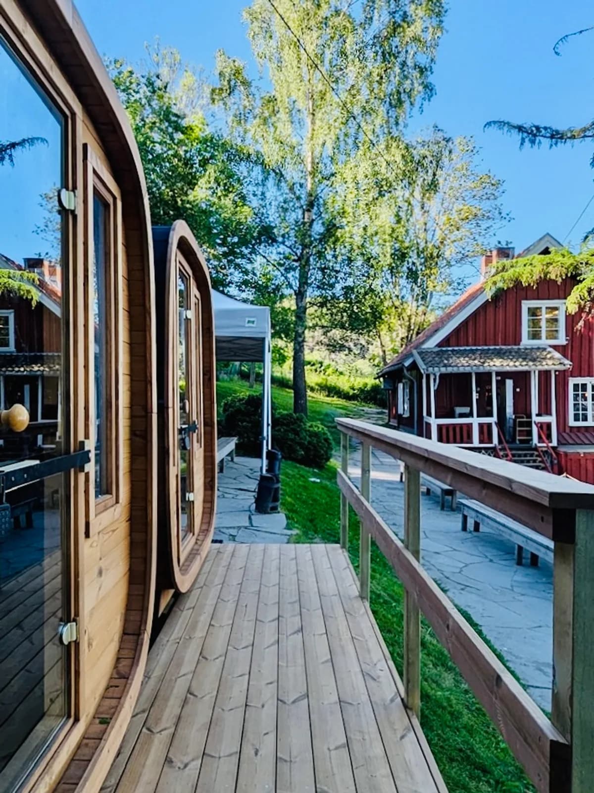 Mobil badstue ved Hvervenbukta med terrasse og kafeen Anne på Landet i bakgrunnen, Oslo