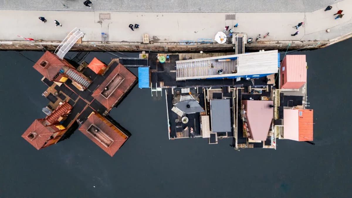 Dronebilde av Oslo Badstuforening Langkaia flytende badstulandsby i Oslofjorden