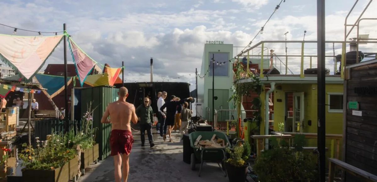 Oslo Badstuforening Sukkerbiten promenade Promenaden på Sukkerbiten flytende badstulandsby i Oslo med fargerike vimpler og badstuer