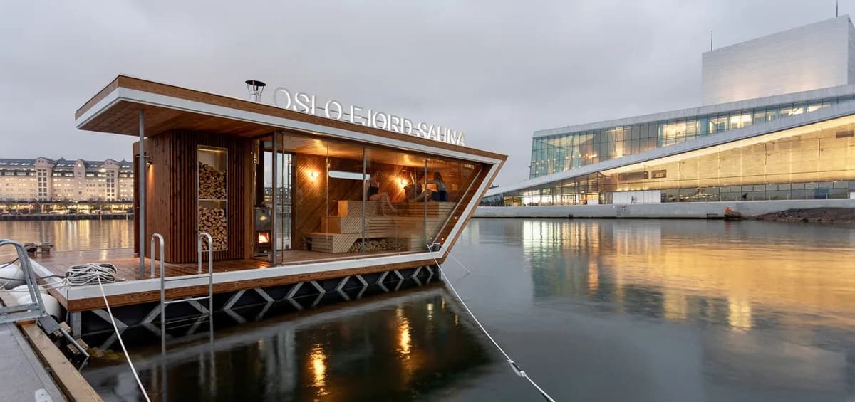 Oslo Fjord Sauna ved Operahuset Oslo Fjord Sauna flytende badstu ved Sørenga i Bjørvika med Operahuset i bakgrunnen