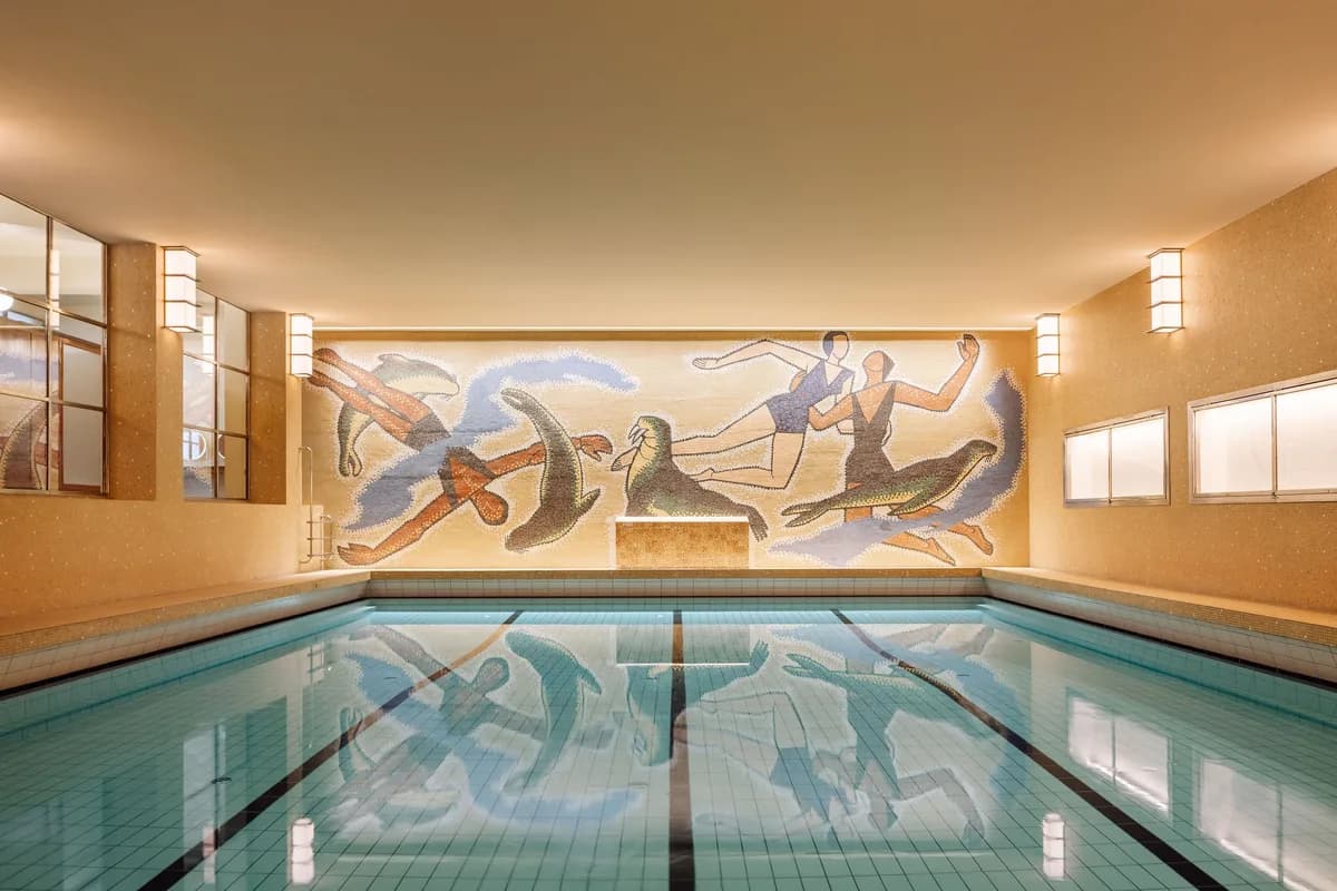 Svømmebassenget i Vestkantbadet Oslo med Per Krohgs ikoniske mosaikk på veggen