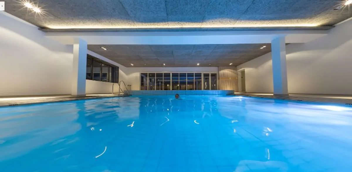 Innendørs svømmebasseng med stemningsbelysning ved Rondane Spa, Otta