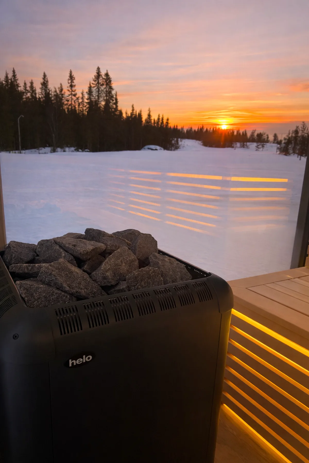 Saunaovn med solnedgang gjennom spiler i Sus Sauna Mosetertoppen, Øyer