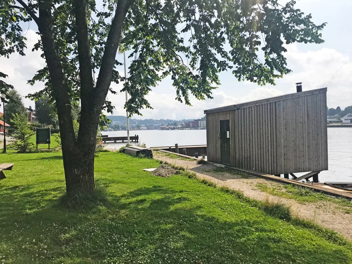 Osedampen badstue i Porsgrunn, moderne trebygg ved Porsgrunnselva med grønt gress