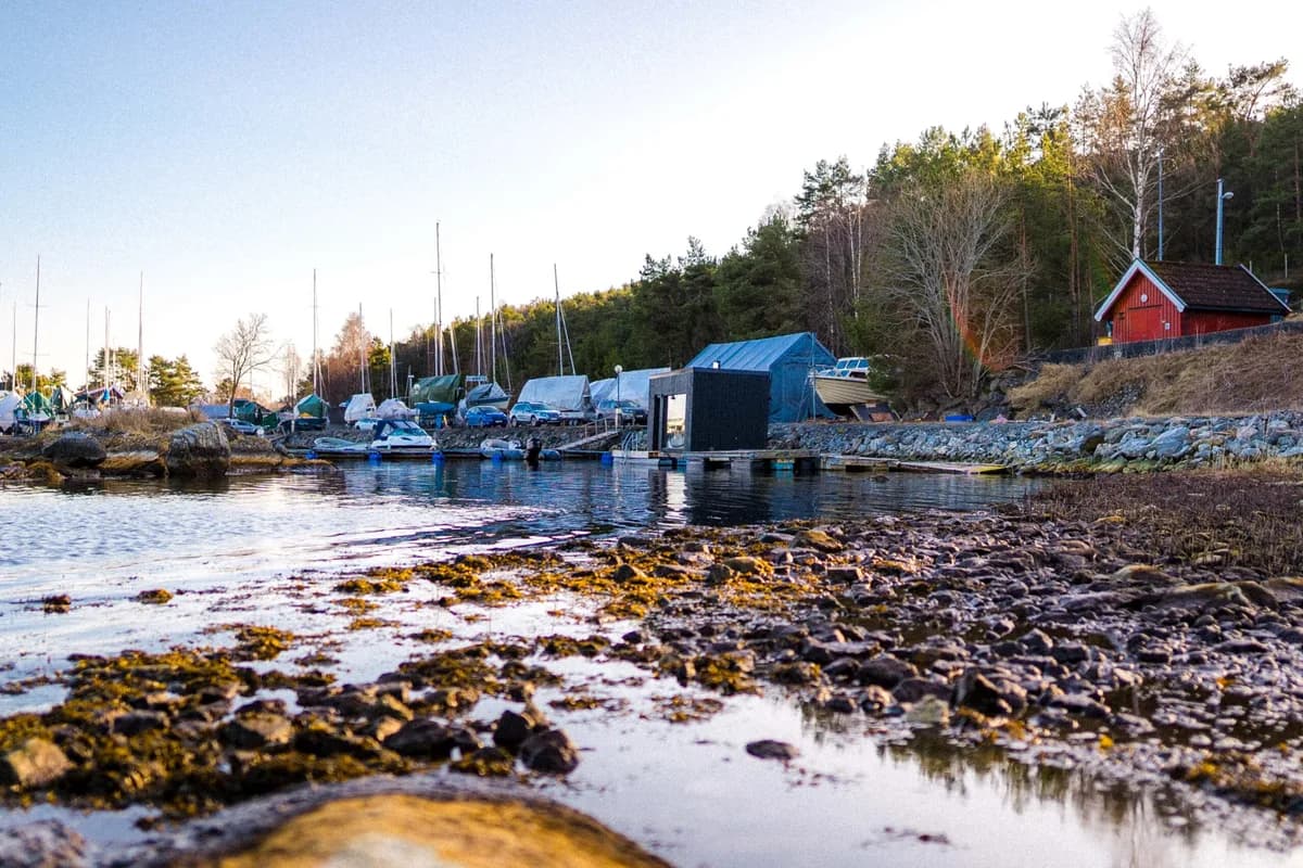Skjærgården Sauna ved sjøen i Langesund med båter og skjærgård