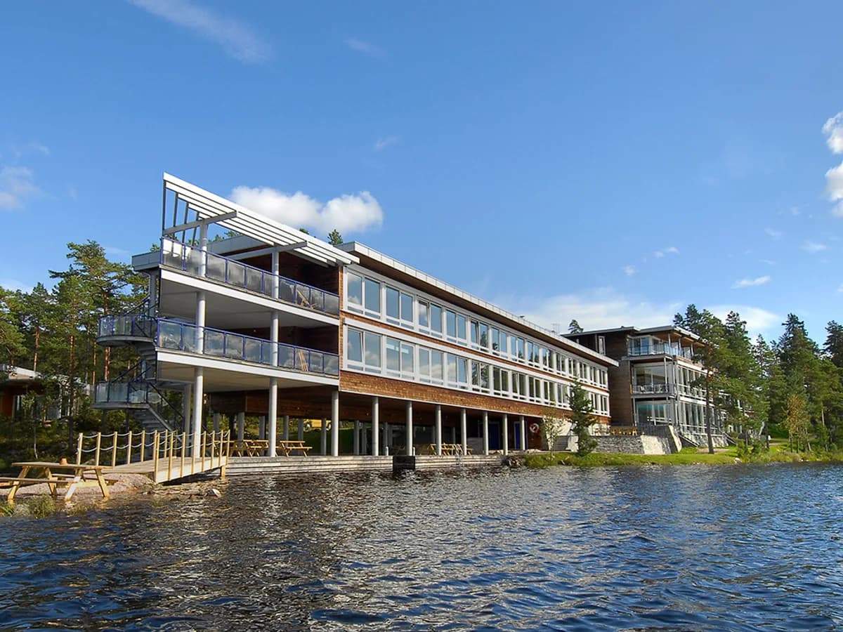 Rømskog Spa & Resort sett fra Vortungen innsjø, moderne hotellbygning ved vannkanten