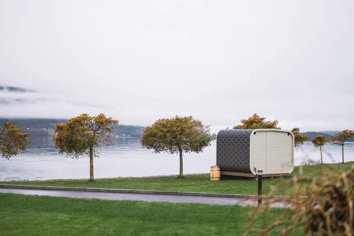 Badstova ved Rosendal Fjordhotel ved fjorden i Rosendal, sett utanfrå med utsikt over Hardangerfjorden