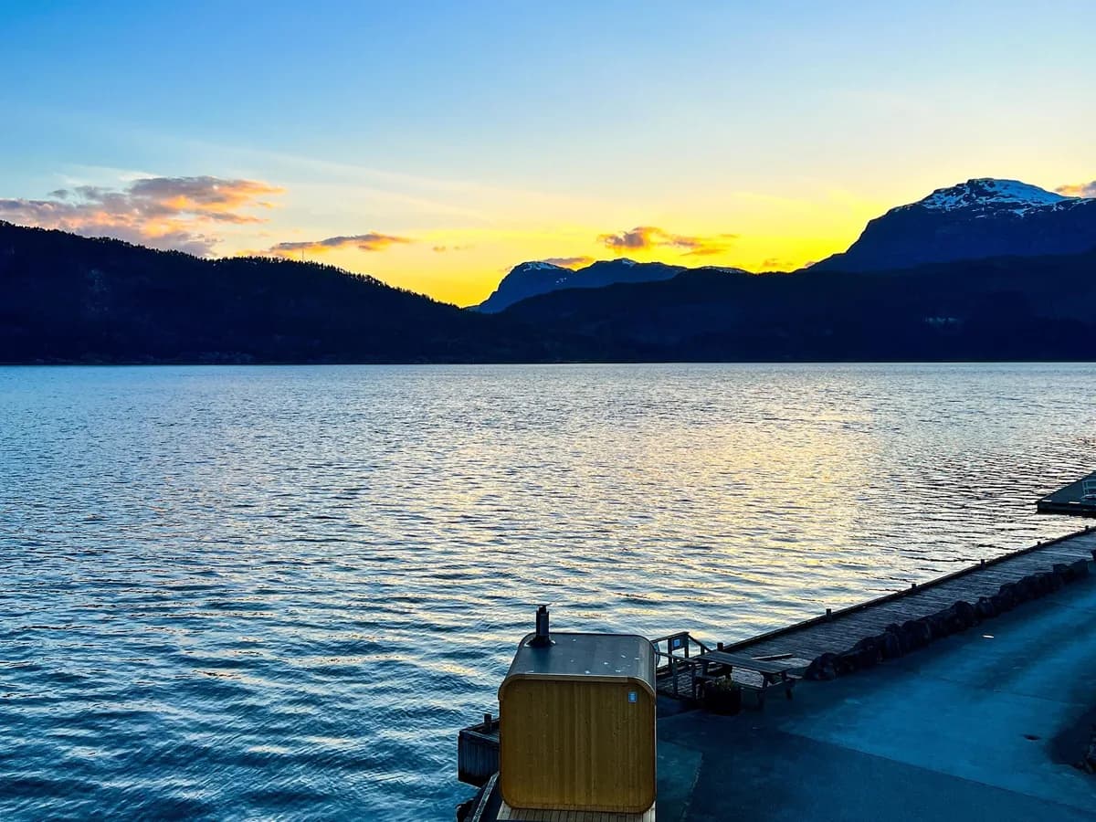 Ryfylke Fjordsauna ved fjorden i Sand med solnedgang og fjordutsikt mot fjellene