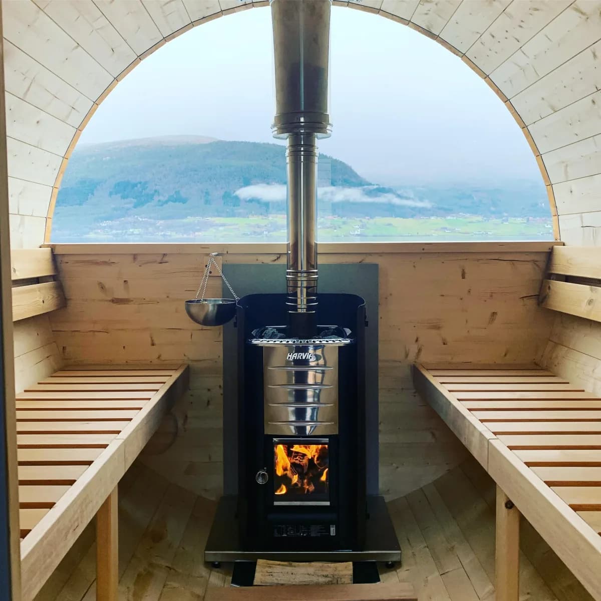Interiør i Påldtun Sauna MaliBu med vedfyrt Harvia-ovn og fjordutsikt i Sandane