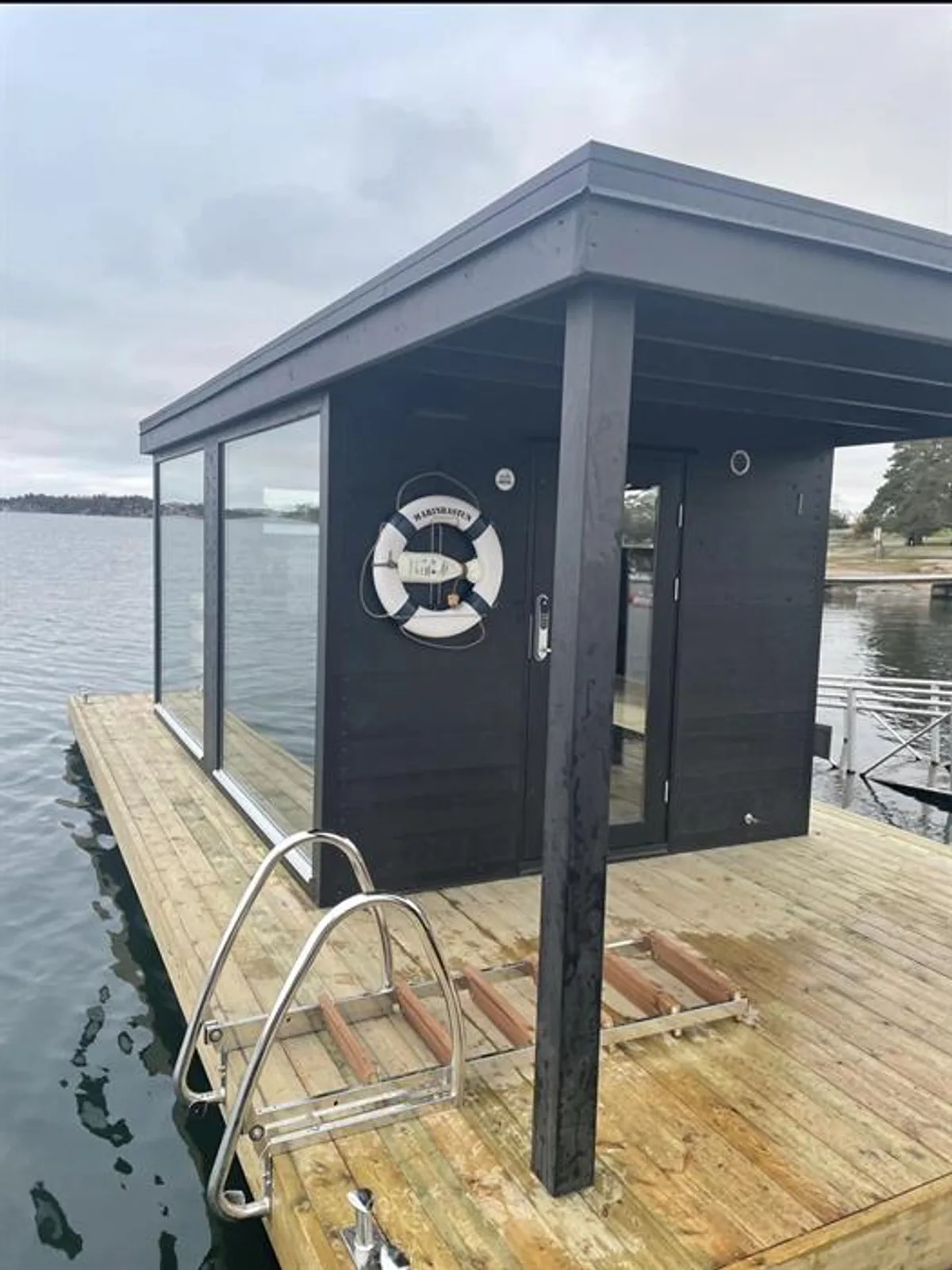 FLOAT Sauna Granholmen i Sandefjord, flytende badstue sett fra bryggen med badetrapp