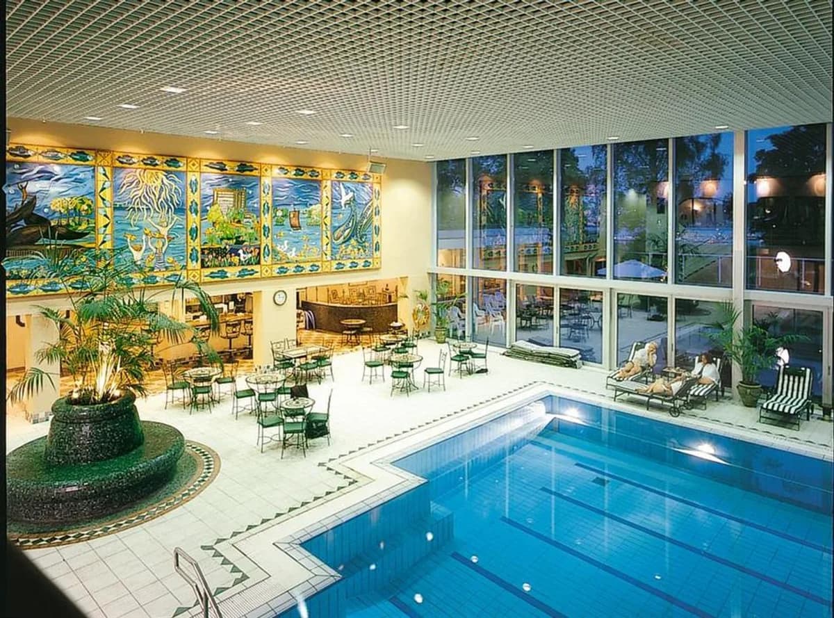 Innendørs svømmebasseng med fargerike veggmalerier på Scandic Park Sandefjord