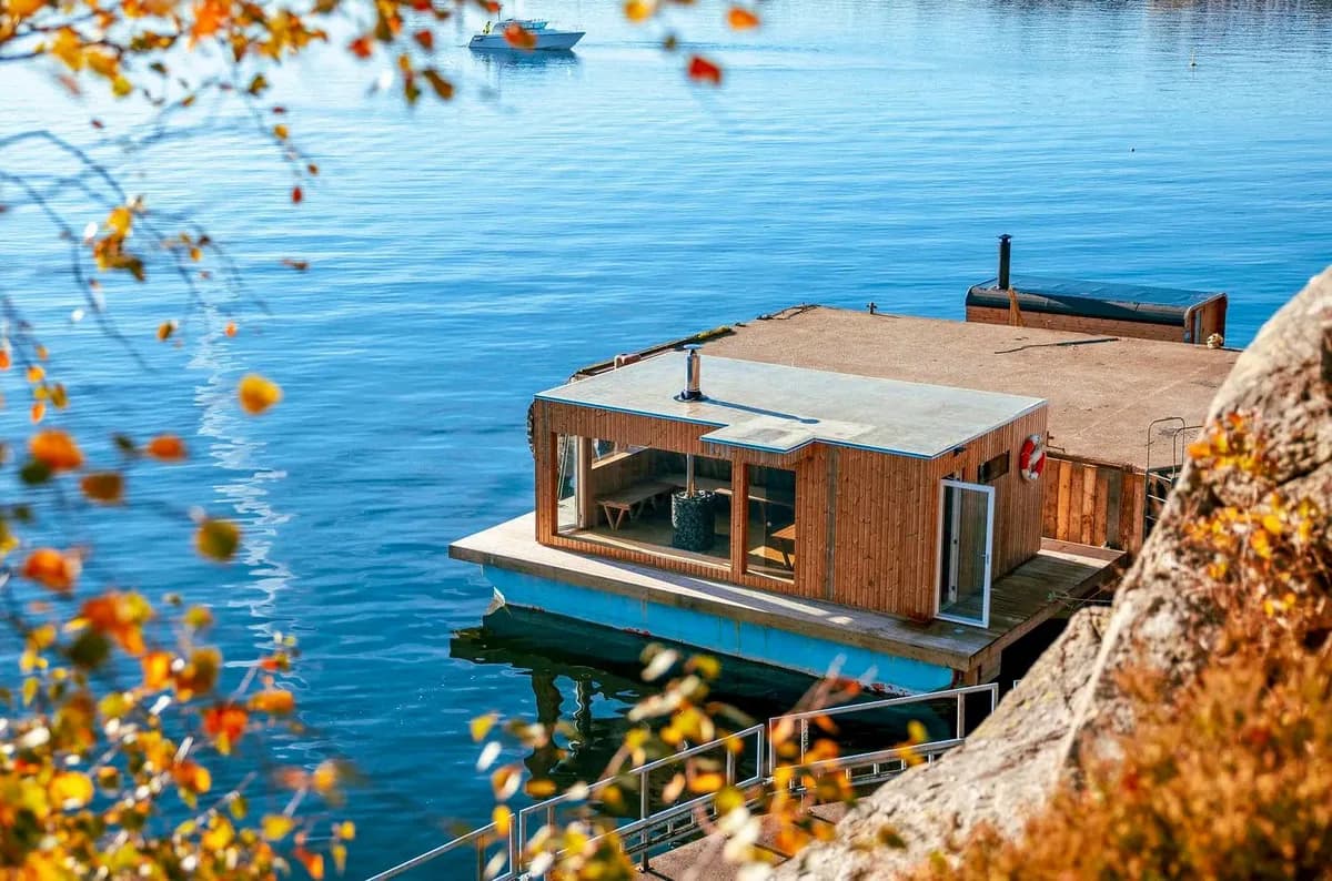 BookSauna Felix flytende badstue sett ovenfra ved Lurastø i Sandnes med høstfarger