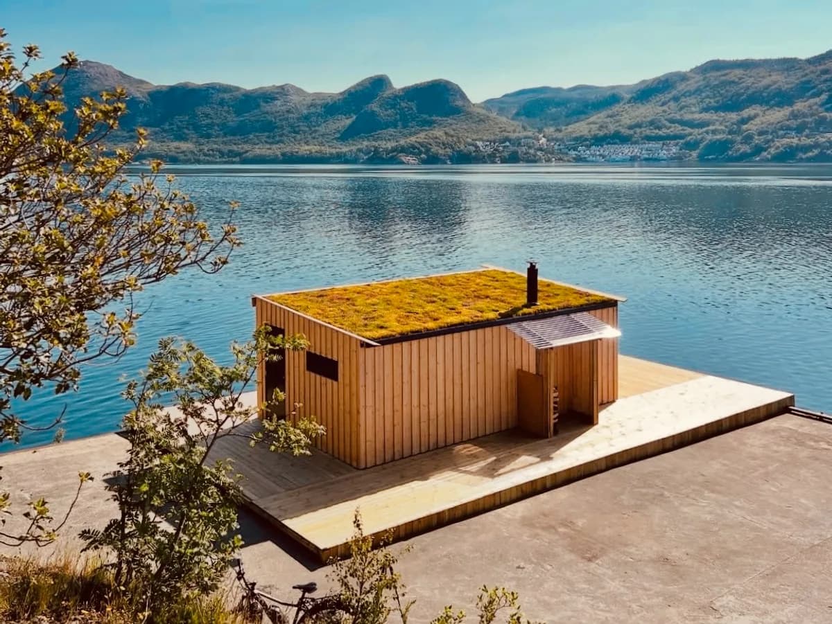 BookSauna Henki badstue på brygge ved fjorden i Sandnes med fjell i bakgrunnen