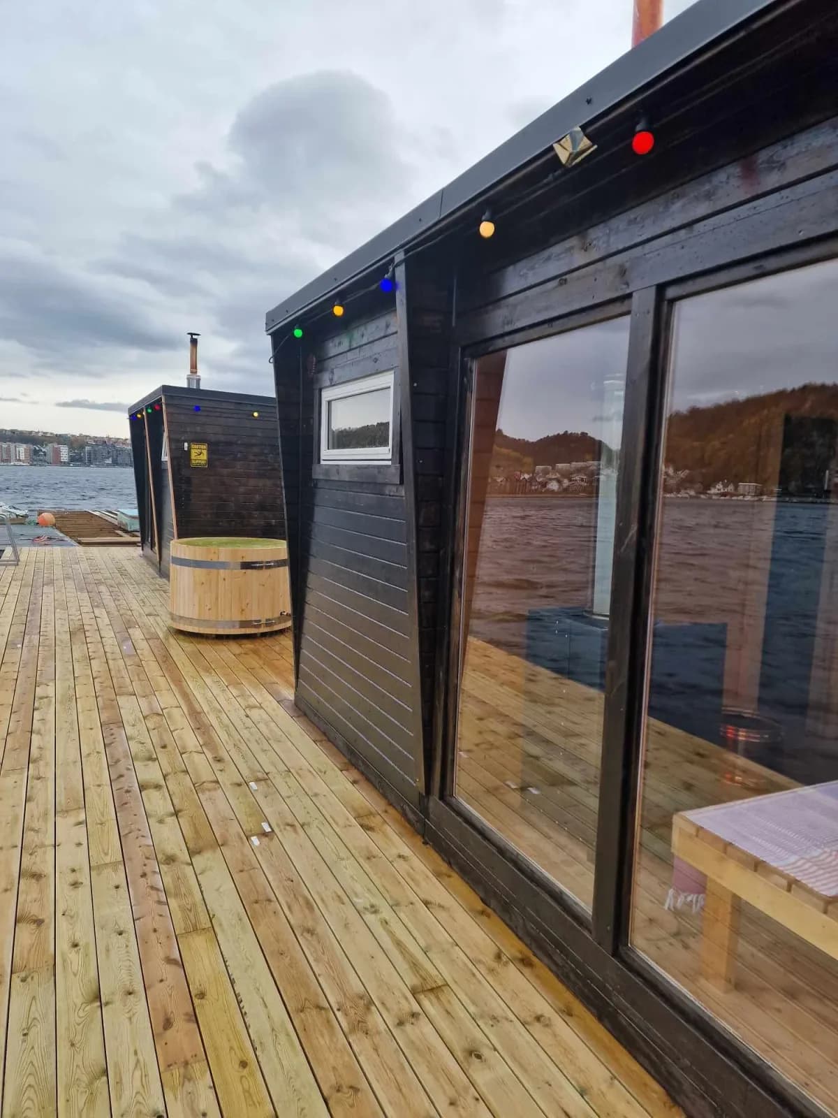 Eksteriør av Damp Marika badstue ved Østraadt Havn i Sandnes med tredekk og sjøutsikt