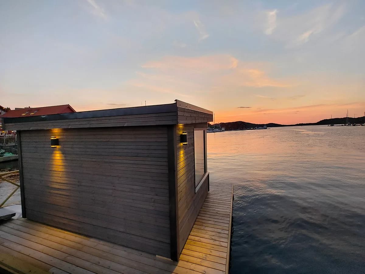 Flytende badstu Hygge ved solnedgang i Hommersåk, Sandnes