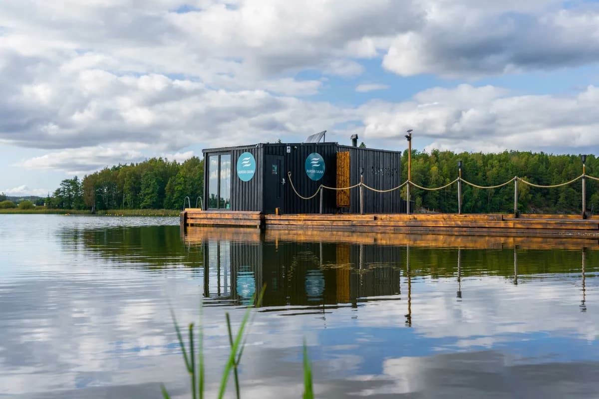 Aurora Sauna Sarpsborg ved Tunevannet Aurora Sauna Sarpsborg sett fra vannet ved Tunevannet, containerbadstue på brygge
