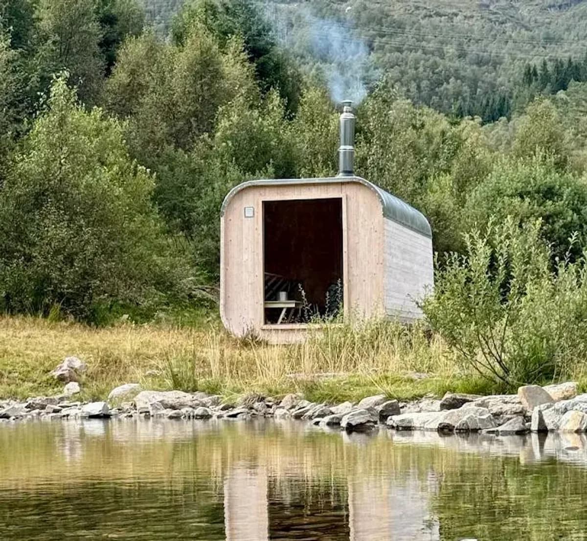 BookSauna Vivian badstue ved elven i Svandalen, Sauda, omgitt av grønn natur