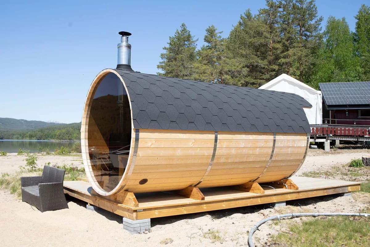 Kilen Camping badstue i Seljord Tønnebadstue ved Flåvatn på Kilen Camping i Seljord, sett fra siden med innsjøen i bakgrunnen