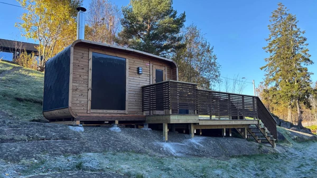 Siljan Turlag Badstu sett utenfra med terrasse og høstfarger i Siljan