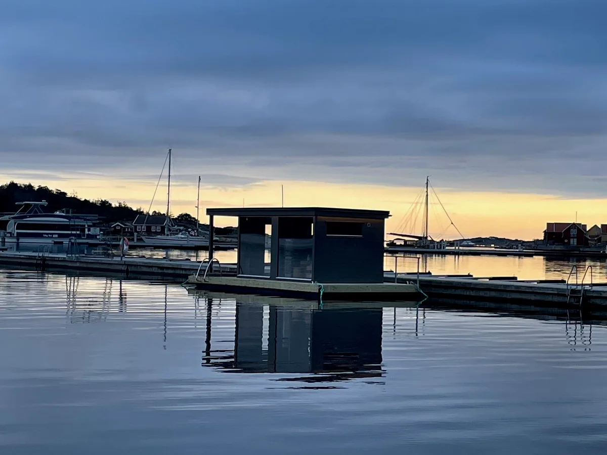 Flytende badstue fra Hvaler Badstuforening i havnen ved Skjærhalden i kveldslys