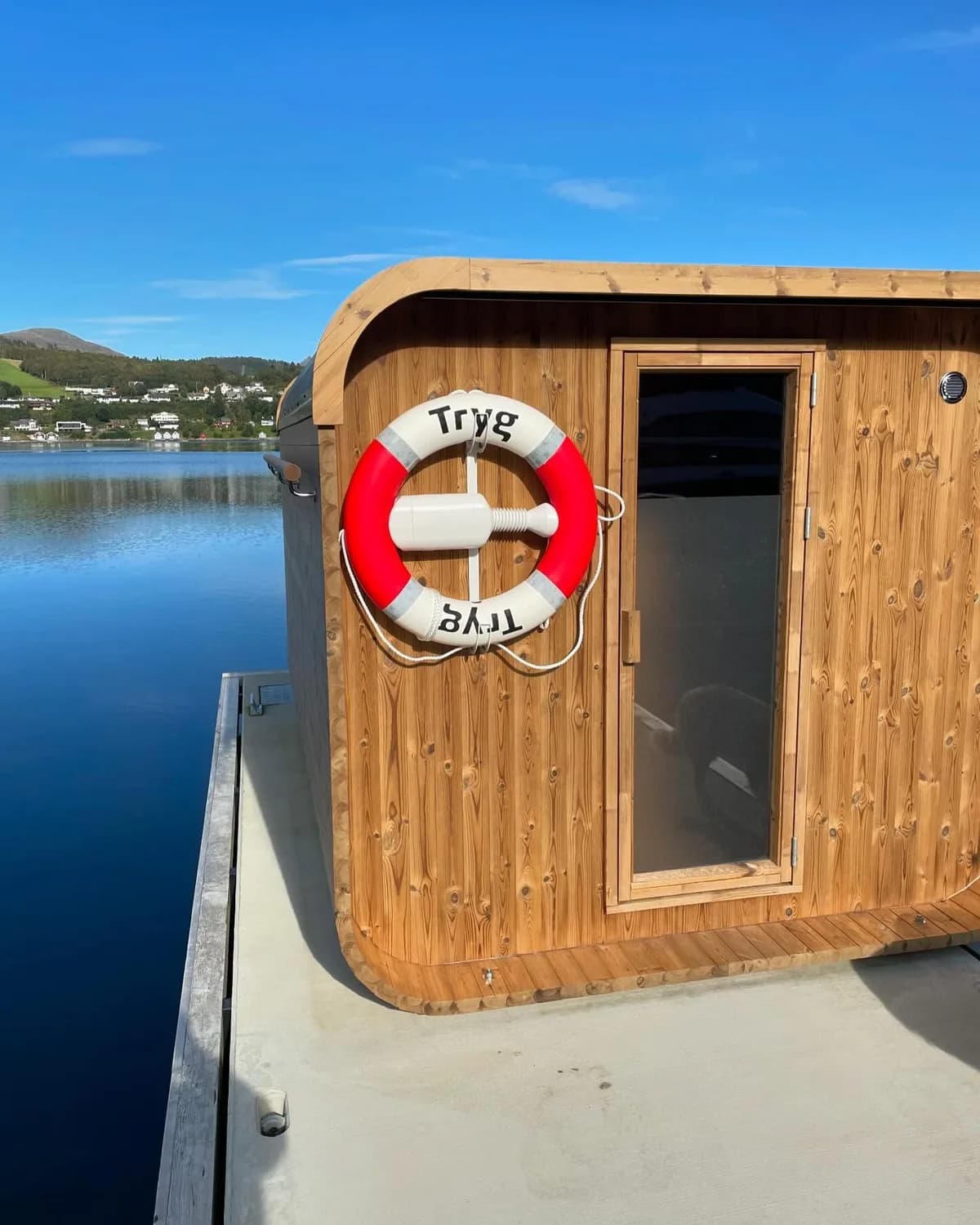 Båtsvika Sauna i Skodje sett utenfra på flytebrygga med livbøye og fjordutsikt