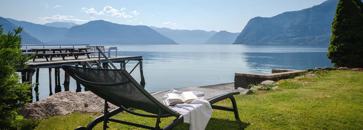Uteområdet ved Sogna Spa på Leikanger Fjordhotel med utsikt over Sognefjorden