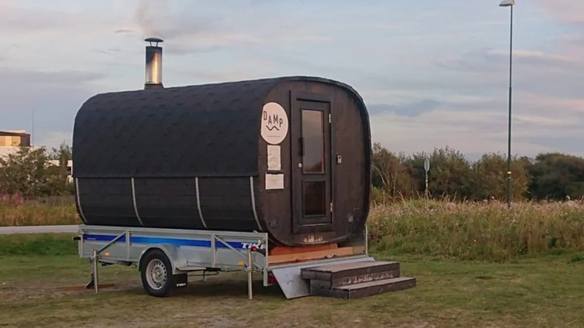 Mobil tønnebastu frå Damp Arja ved Solastranden i Sola, på henger med pipe