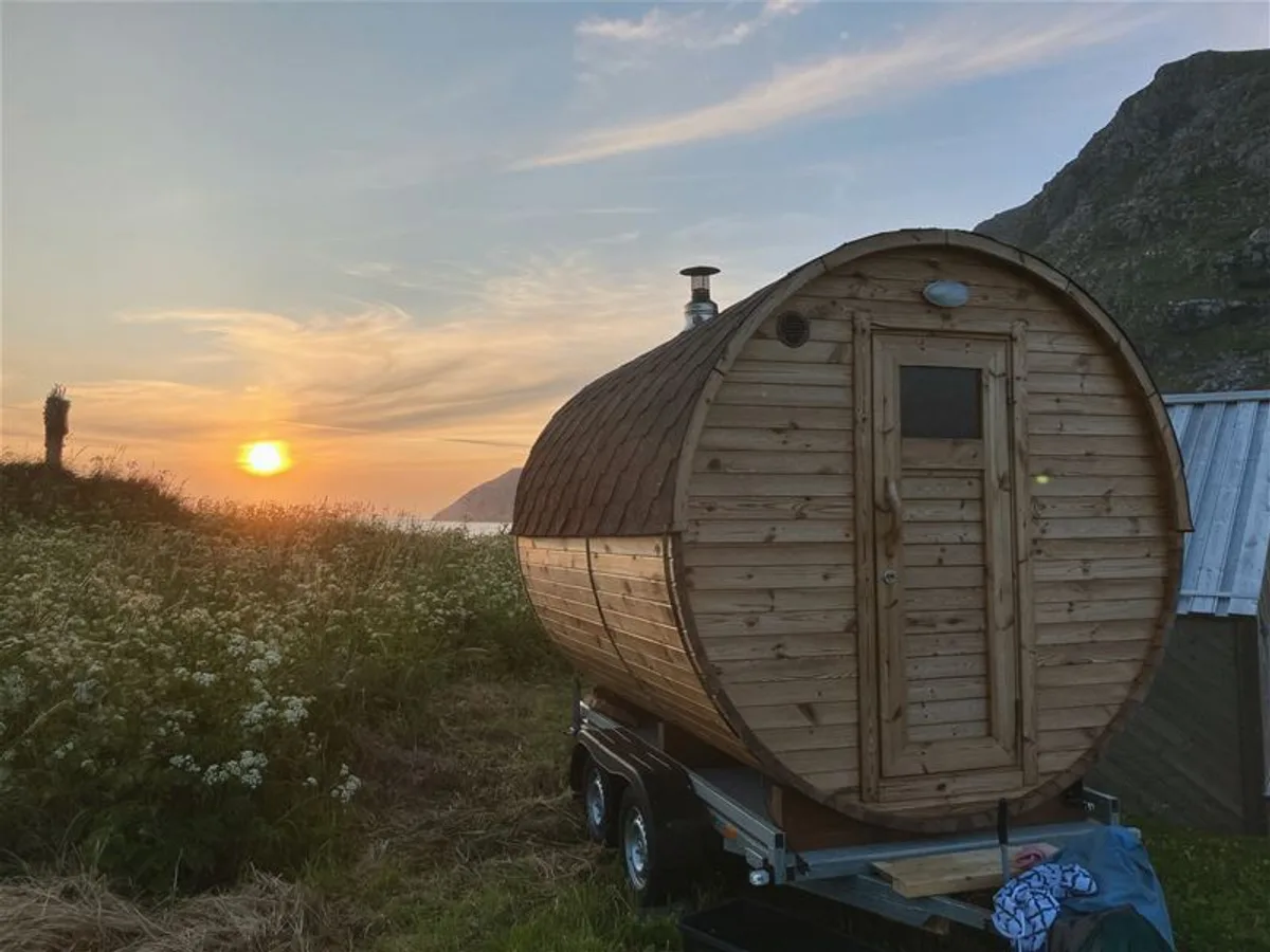 Stad Sauna tønnebadstu ved stranden i Ervik, Stadlandet, i solnedgang med hav og fjell