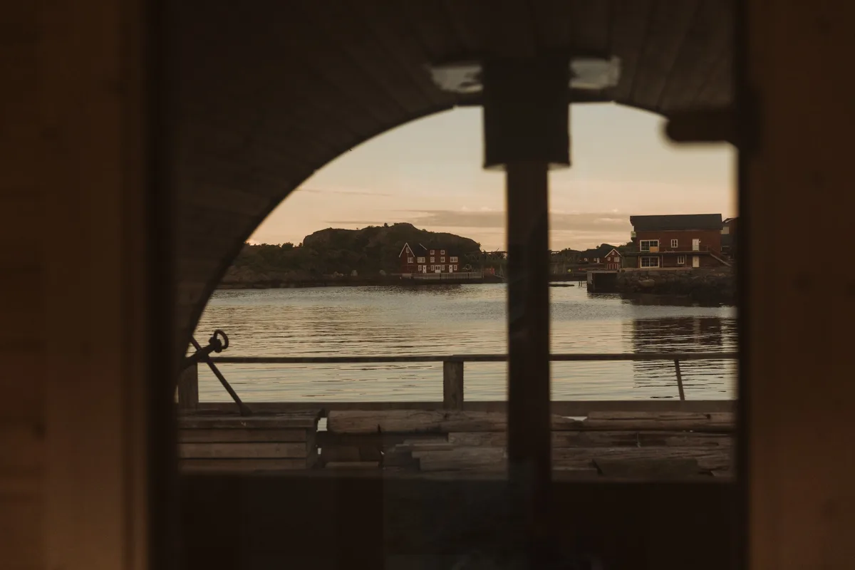 Utsikt fra badstuen på Stamsund Hostel mot havnen i Stamsund, Lofoten