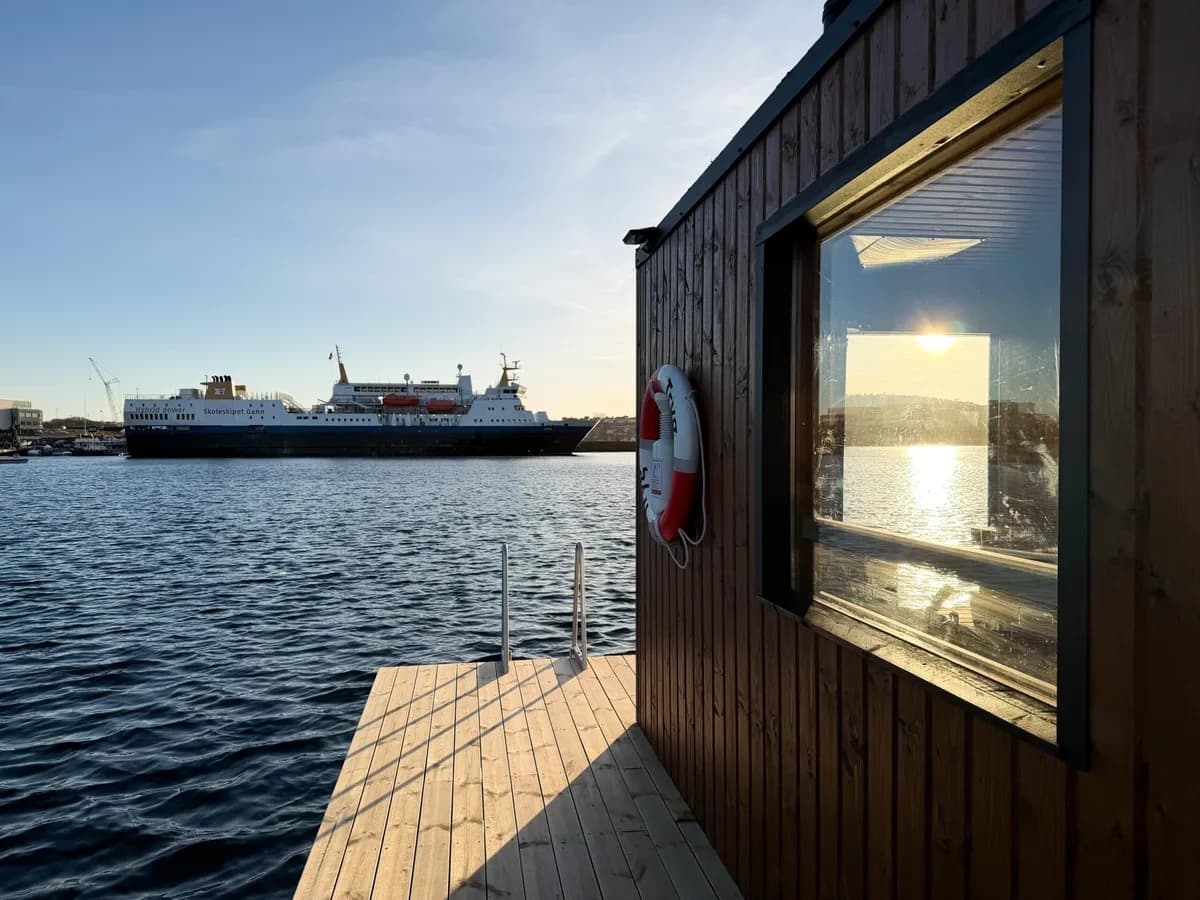 BookSauna Ask flytende badstu i Stavanger ved solnedgang med utsikt mot sjøen