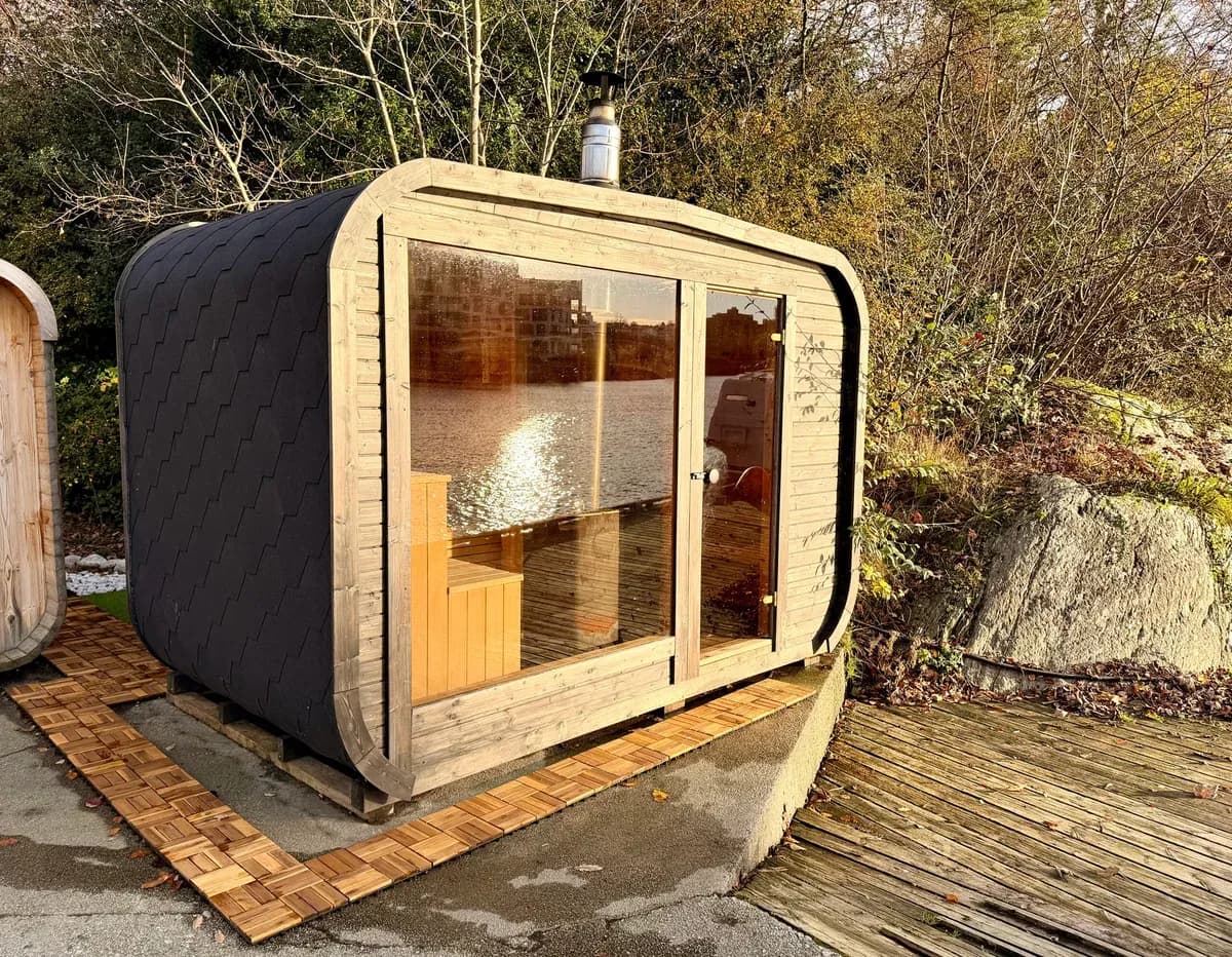 BookSauna Vega – eksteriør BookSauna Vega badstu sett utenfra med stort vindu og mørkt tak i Stavanger