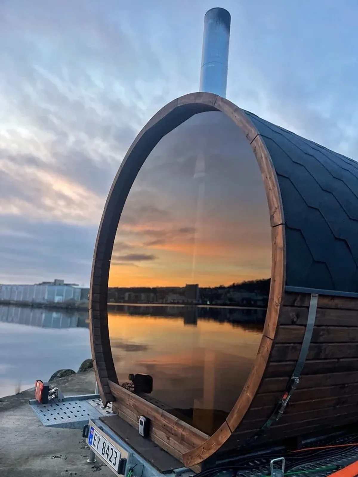 Damp Mirja tønnebadstu ved sjøen i solnedgang, Sunde, Stavanger