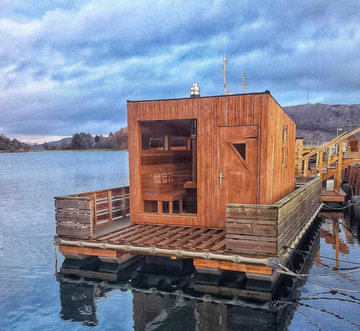 Flytende badstu Mohkki ved Hinnastranden i Stavanger, sett fra sjøsiden