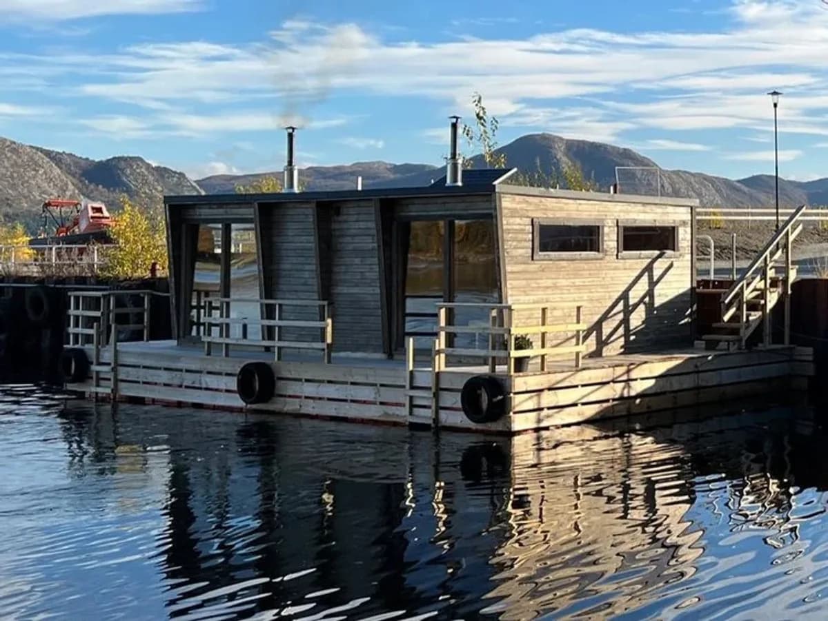 Damp Pilvi flytende badstu på vannet ved Hinna i Stavanger med fjell i bakgrunnen