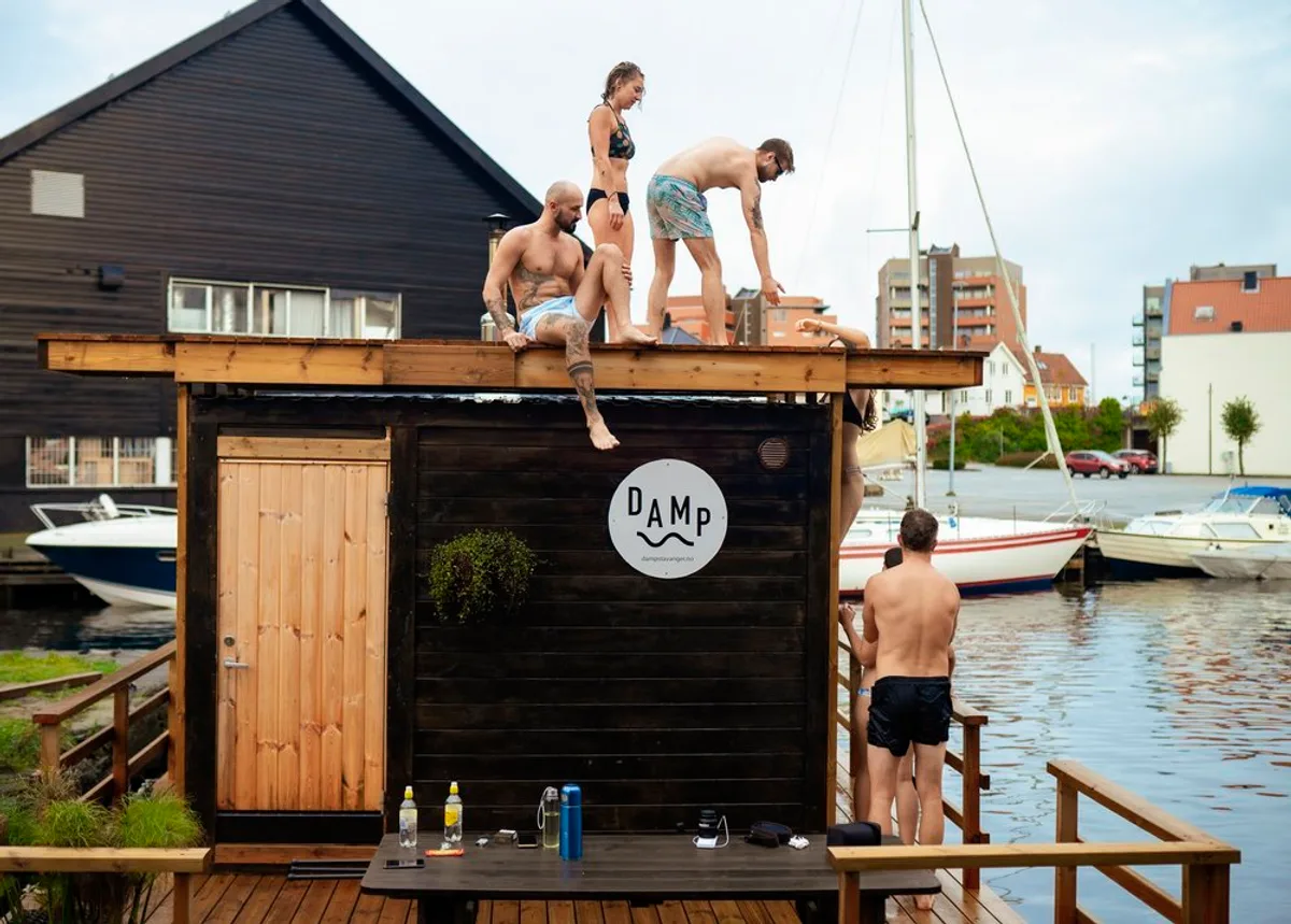 Damp Raija badstue i Svankevigå, Stavanger med Damp-logo og havnemiljø