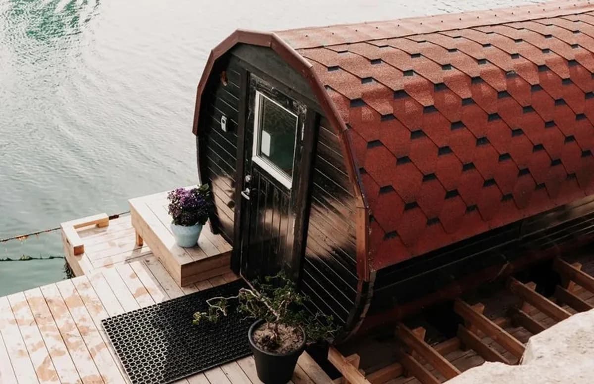 Saunatønne Taina fra Damp ved Hinnastranden i Stavanger, plassert på flytebrygge ved sjøen