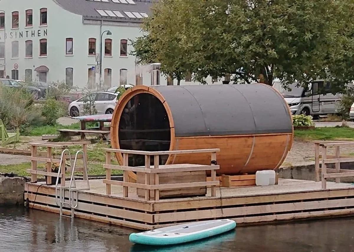 Damp Tuula – saunatønne i Stavanger Saunatønne ved vannet hos Damp Tuula i Svankevigå, Stavanger