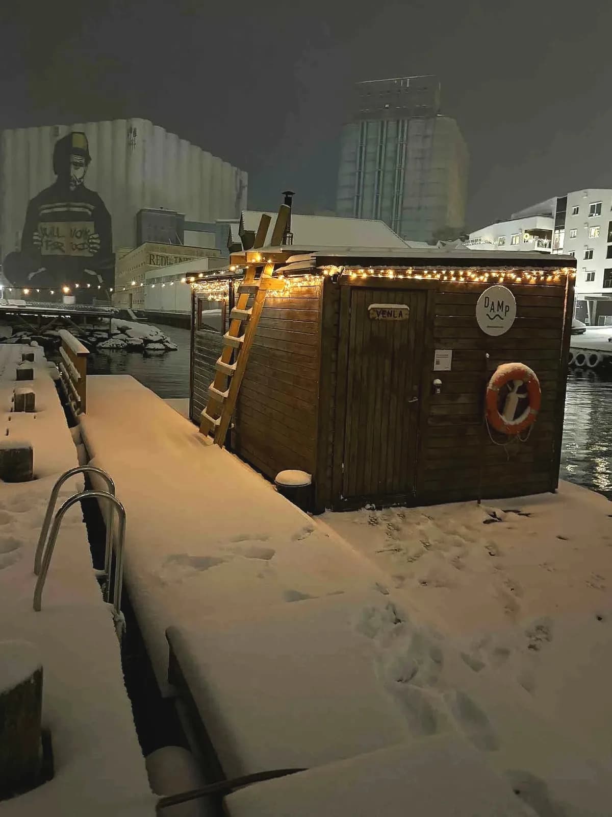 Damp Venla flytende badstu ved kai i Svankevigå, Stavanger, vinterlandskap med snø og lyslenke