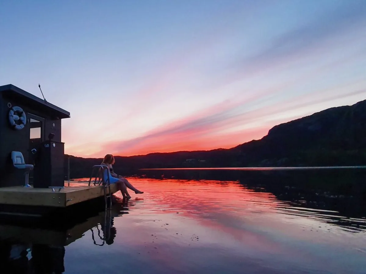 Flytende badstubåt ved solnedgang på Refsvatnet, Preikestolen BaseCamp