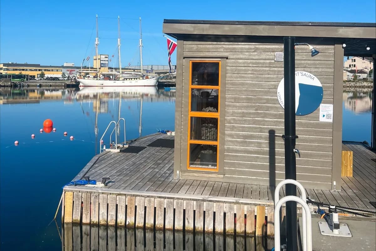 Flytende badstu Pulpit Sauna ved kaien på Jørpeland med havn i bakgrunnen