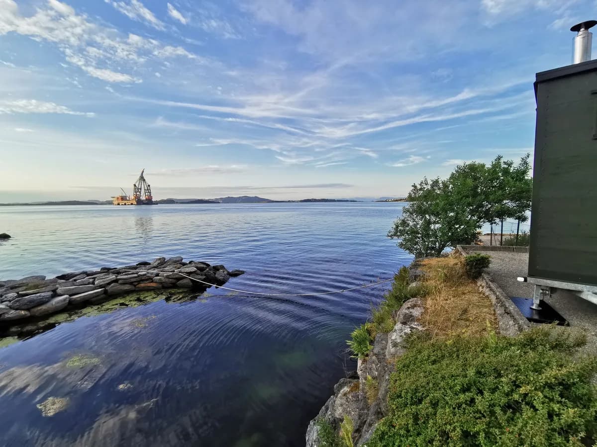 Rast Sauna Tasta i Stavanger med utsikt over sjøen og steinmolo ved vannet