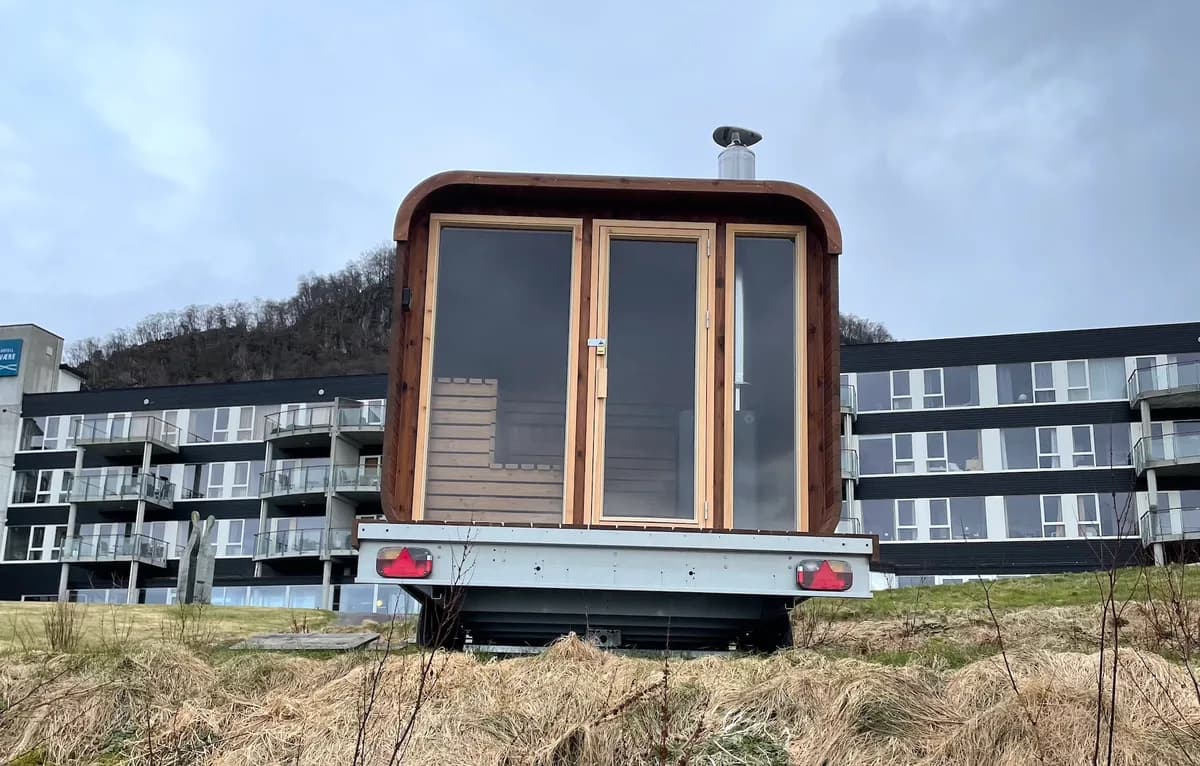 Badstue ved Smaken av Ryfylke i Hjelmeland, trebygget sauna med glassdører ved fjorden